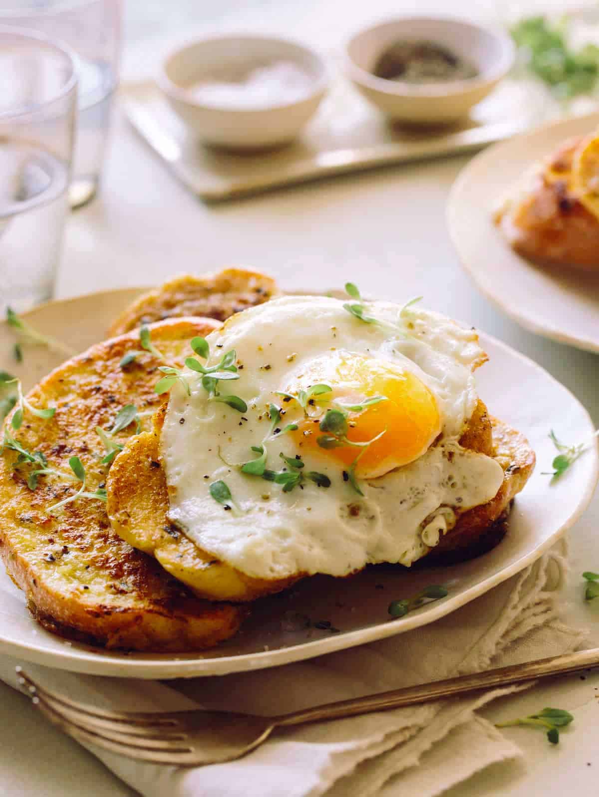 Some toast. Завтрак. Блюда на завтрак. Вкусный французский завтрак. Традиционный французский завтрак.