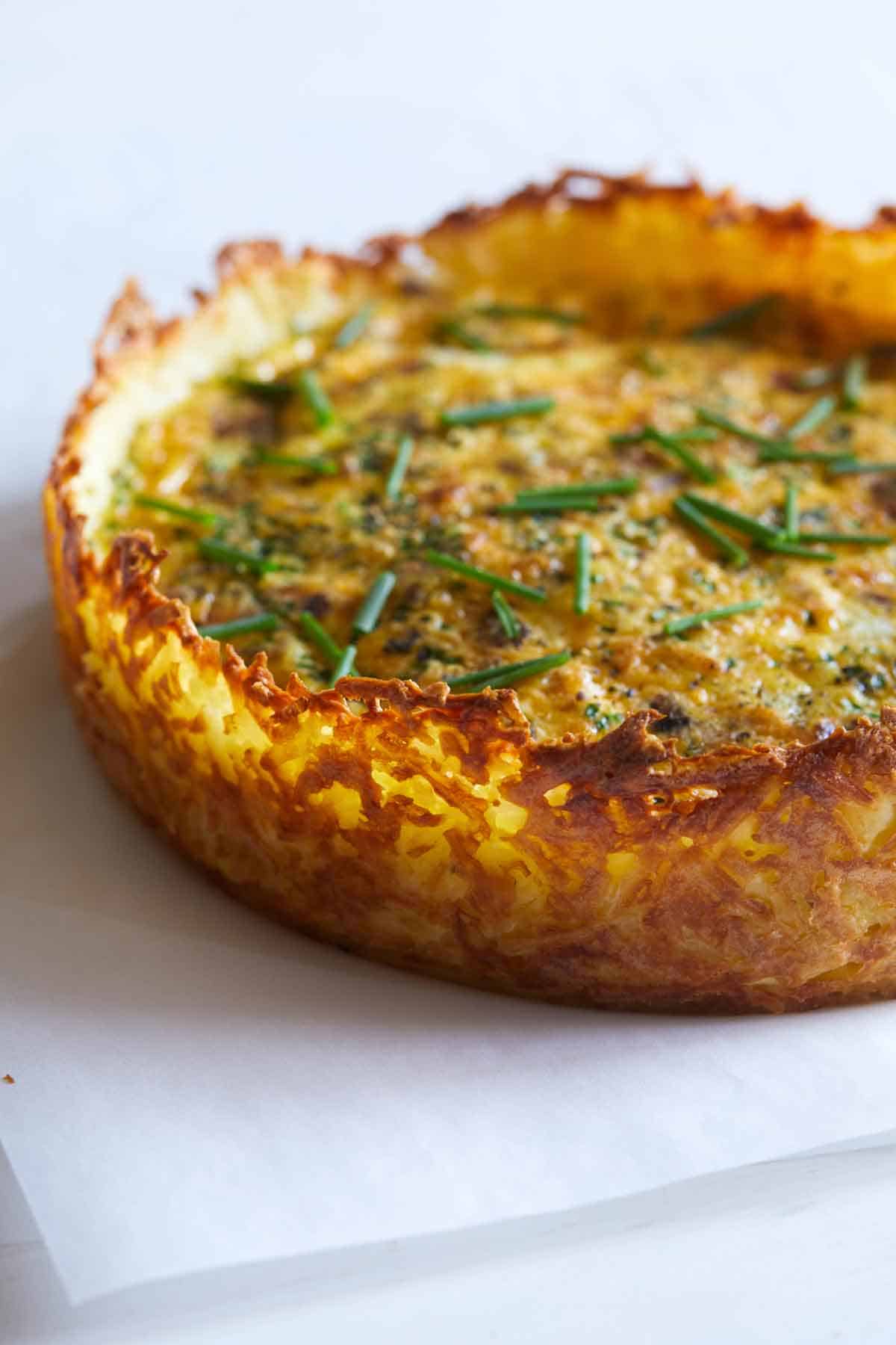 Hash browns quiche with a view of the hash browns crust.