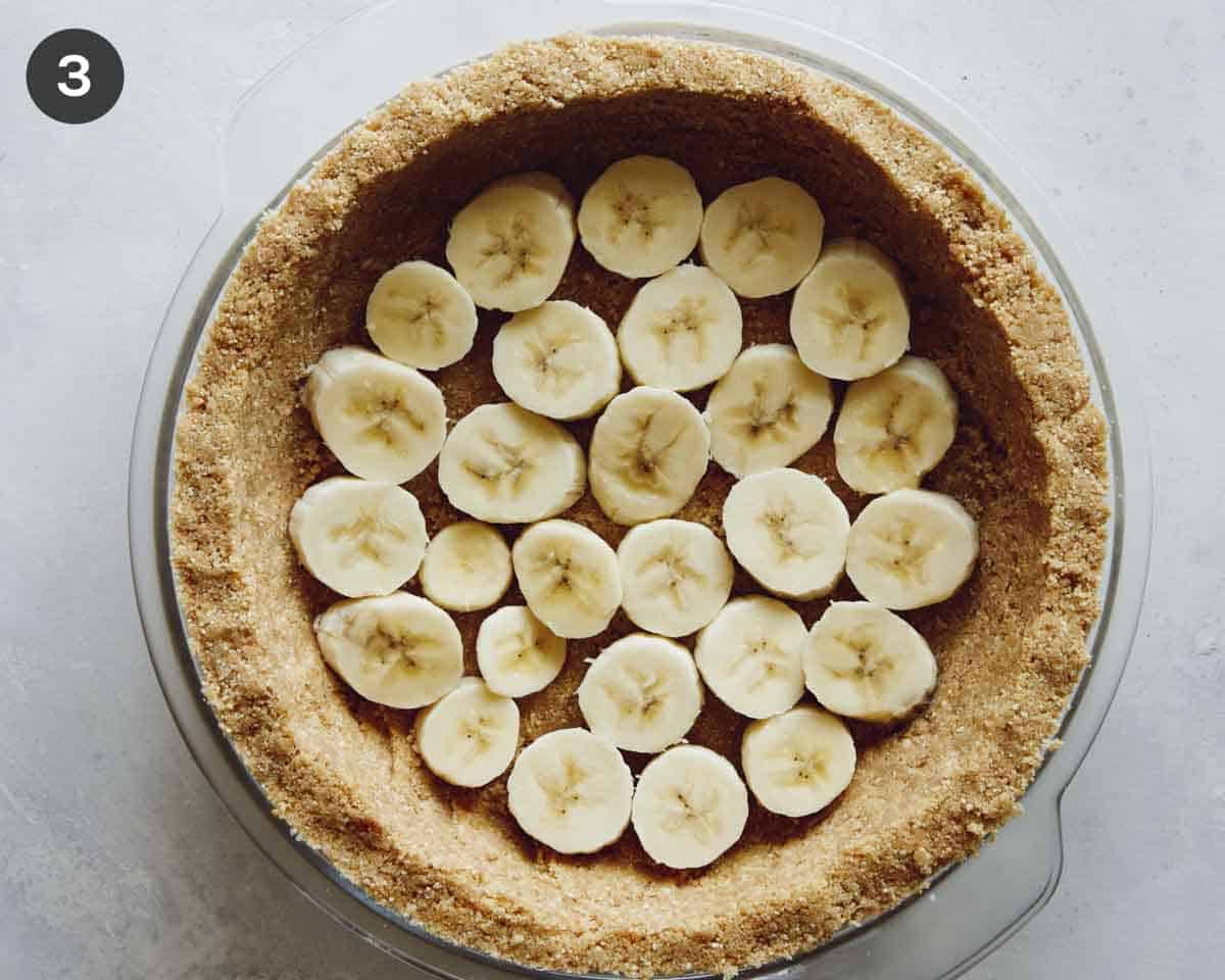 Nilla wafer crust filled with banana slices. 